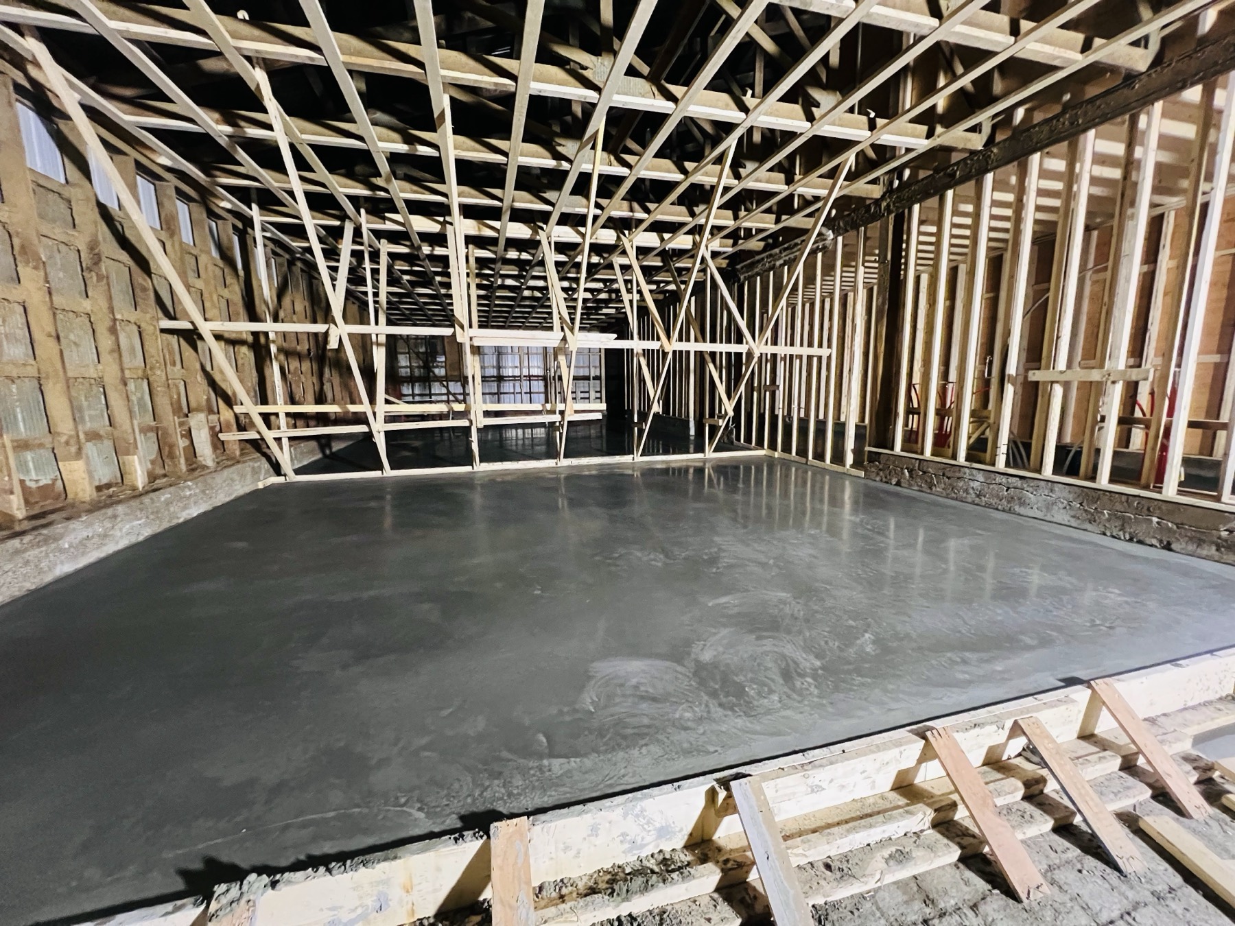 Slab poured inside a framed structure